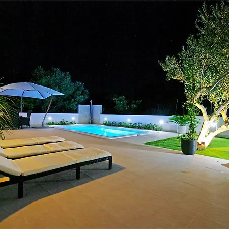 Superb With Pool Vrgada